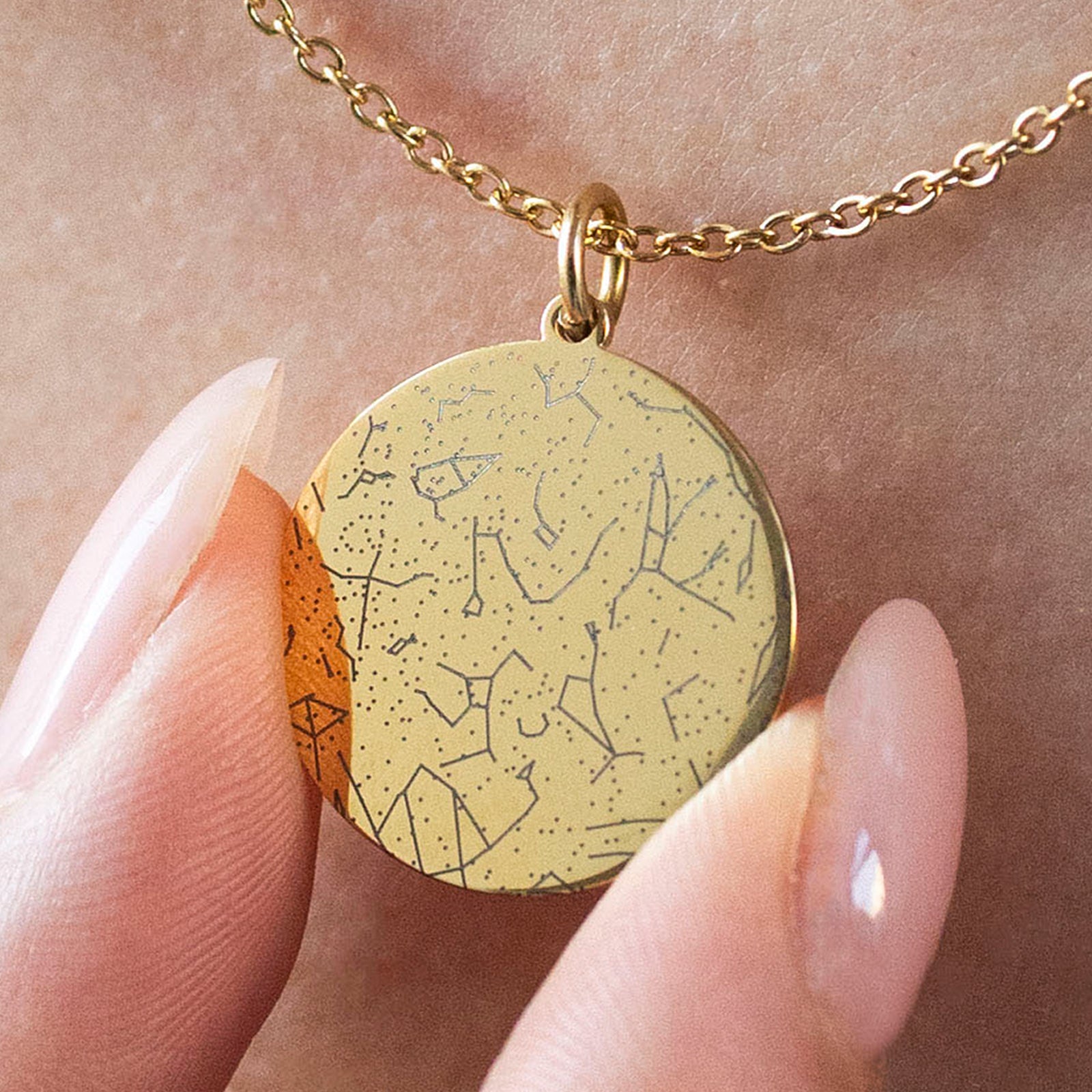 Personalisierter Sternkarten-Anhänger mit Kette – Schmuckstück aus Edelstahl in Silber mit graviertem Sternenhimmel, individuelles Geschenk für besondere Momente