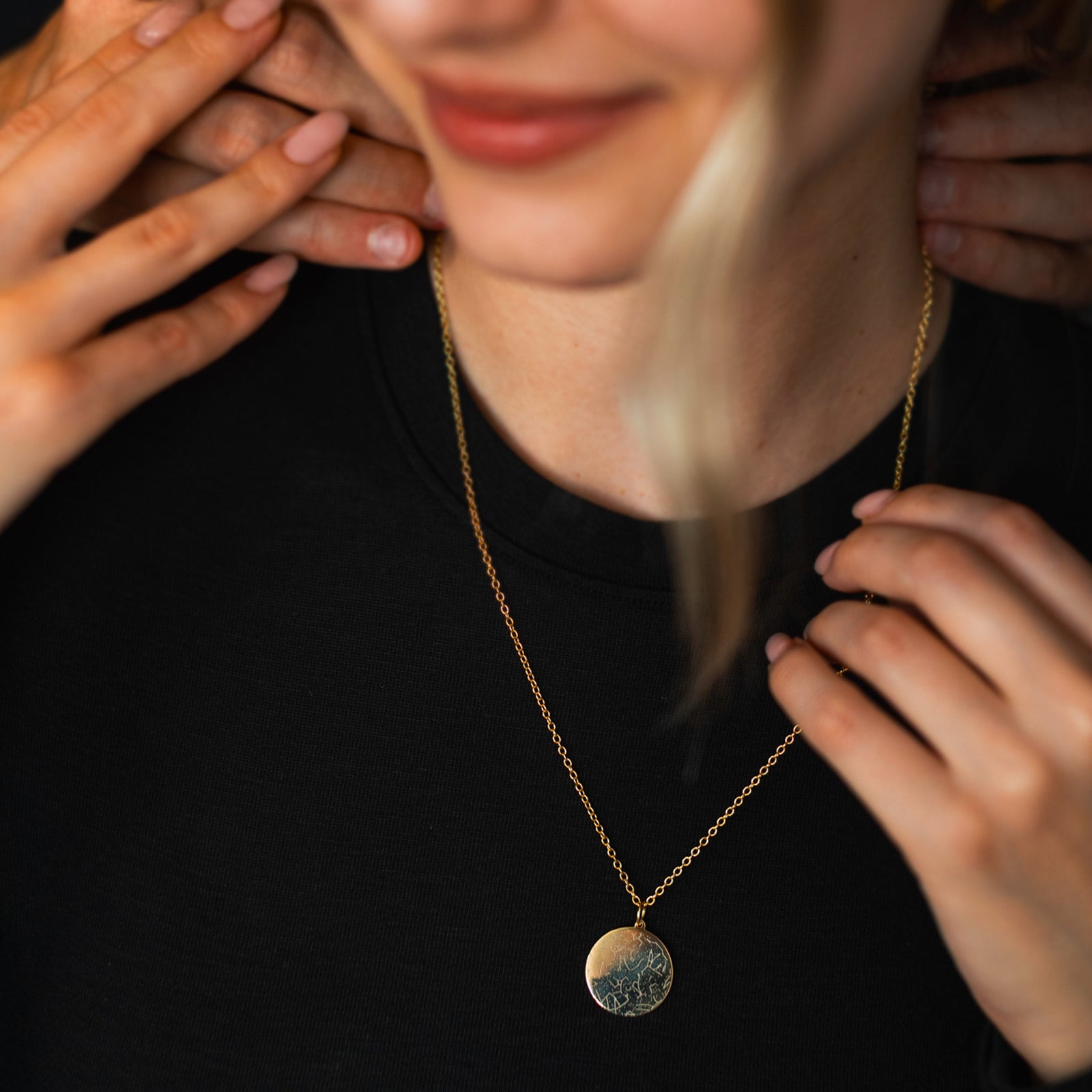 Personalisierter Sternkarten-Anhänger mit Kette – elegantes Schmuckstück aus Edelstahl in Gold mit detailgetreu graviertem Sternenhimmel, individuelles Geschenk für besondere Momente