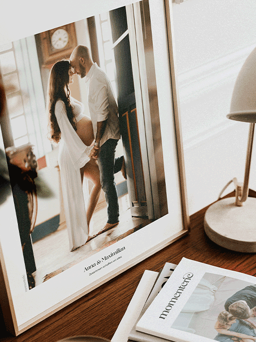 Dein Fotoprint, dein Stil. Wähle aus verschiedenen Designvorlagen – von klassisch bis modern. Passe Schriftart, Layout und Bildformat individuell an, damit dein Moment genau so aussieht, wie du ihn in Erinnerung hast.