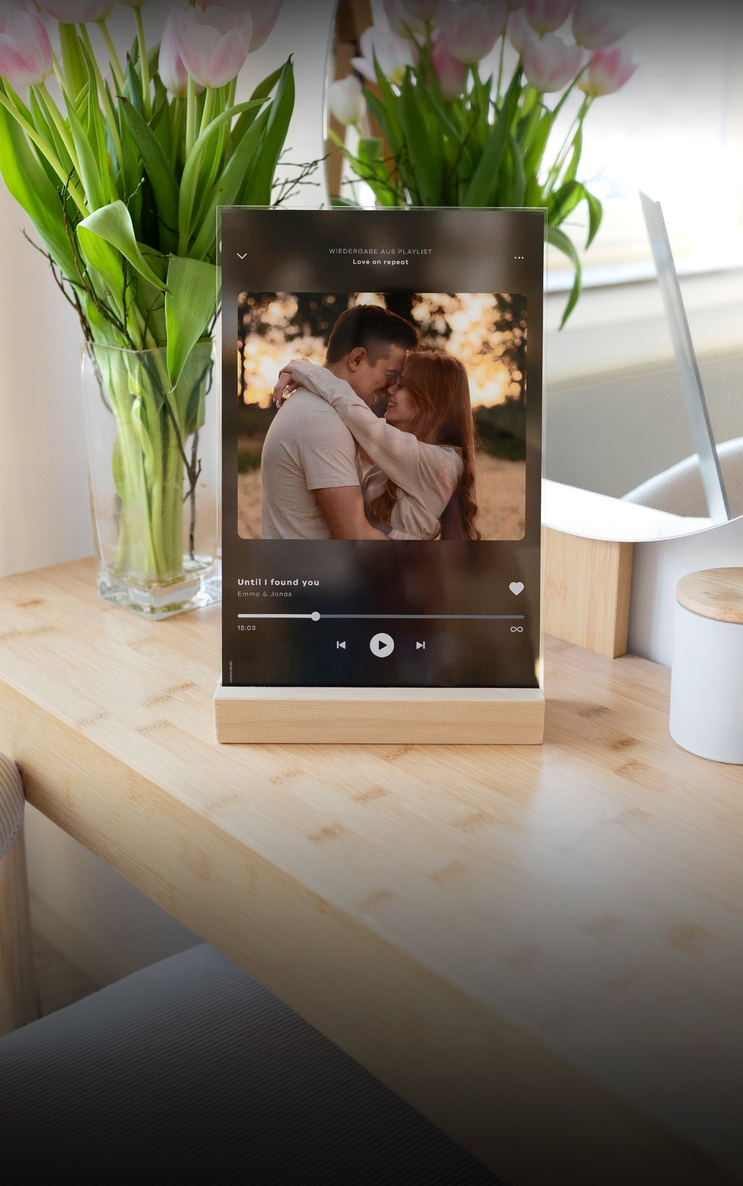 "Euer Song, eure Geschichte" – Halte euren Moment fest mit einem persönlichen Acrylglas-Aufsteller von Momenterie als romantisches Geschenk mit eigenem Foto und Lieblingslied.