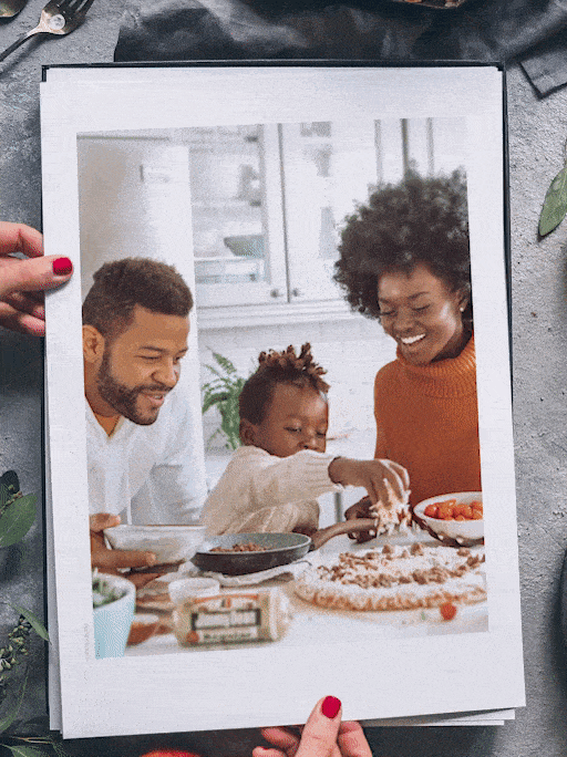 Füge persönliche Texte hinzu – ob Namen, Orte oder Daten. Gestalte deinen Fotoprint so individuell wie eure Geschichte.