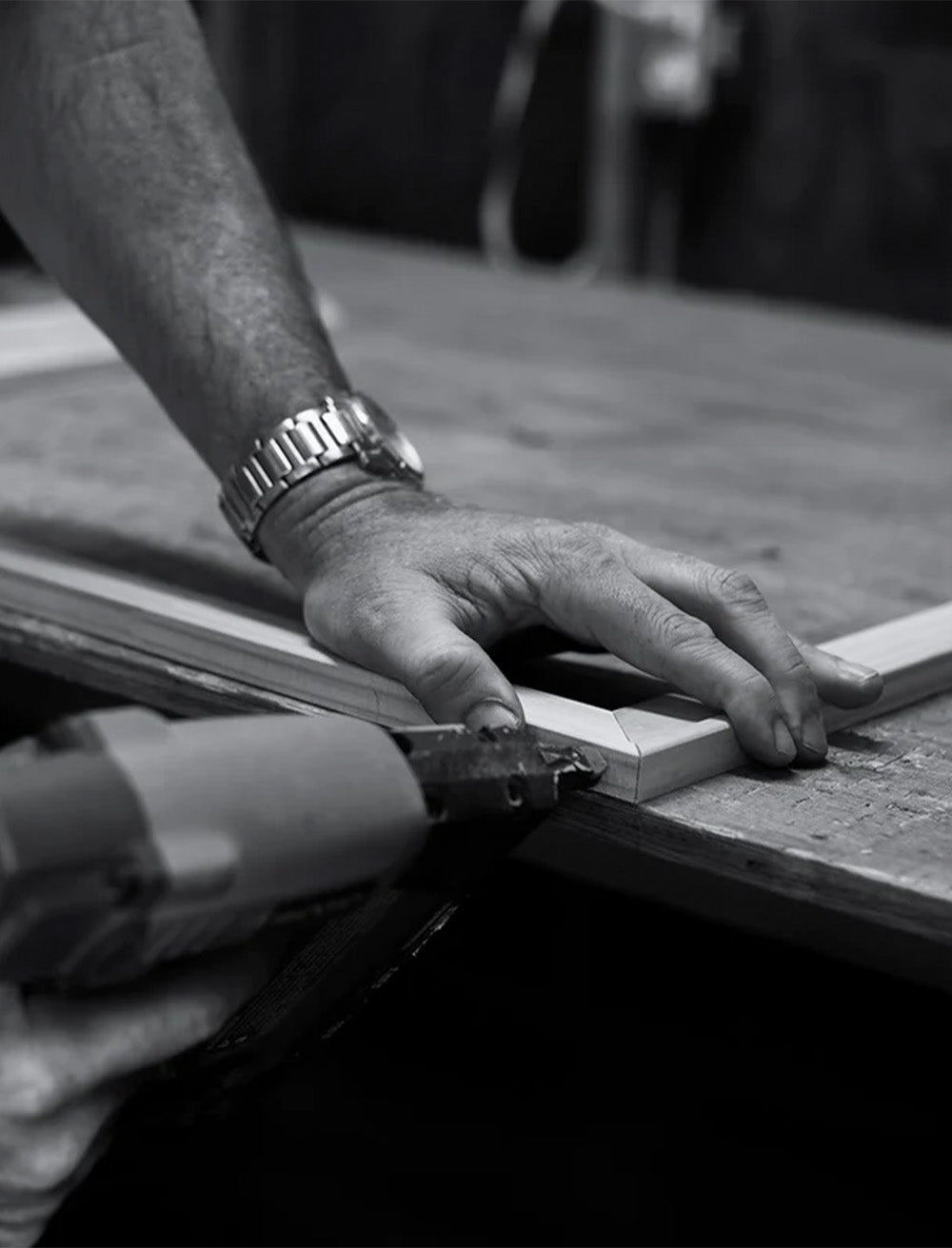 Hochwertiger Holzrahmen in handgefertigter Verarbeitung – millimetergenaue Maßanfertigung für personalisierte Posterformate.