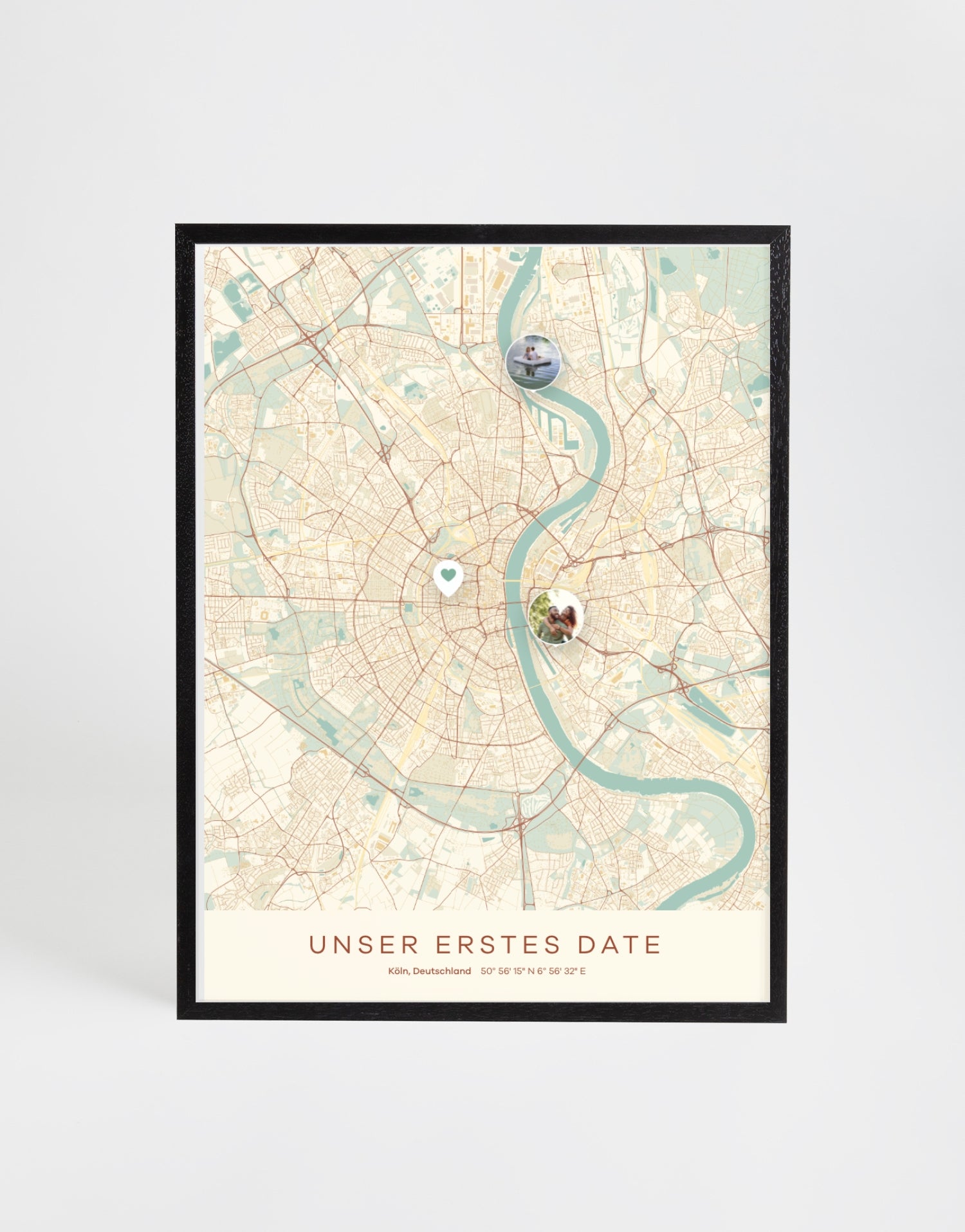 Personalisierte Stadtkarte mit Foto-Markern und Wunschtext „Unser erstes Date“ – detailreiches Design, individualisierbar mit Ort, Koordinaten und Symbolen.