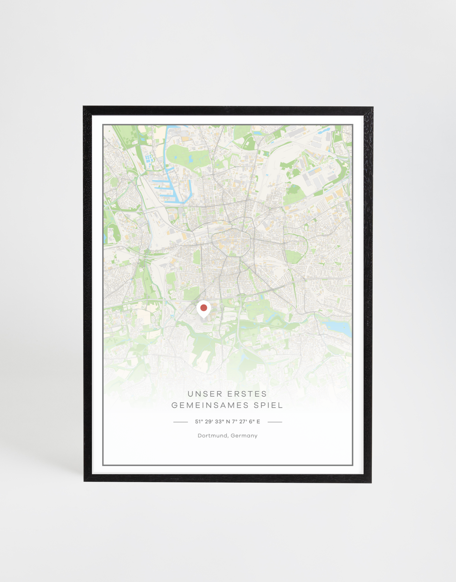 Individuell gestaltete Stadtkarte mit Marker und persönlichem Titel in schwarzem Rahmen – ideal zum Festhalten gemeinsamer Erinnerungen.