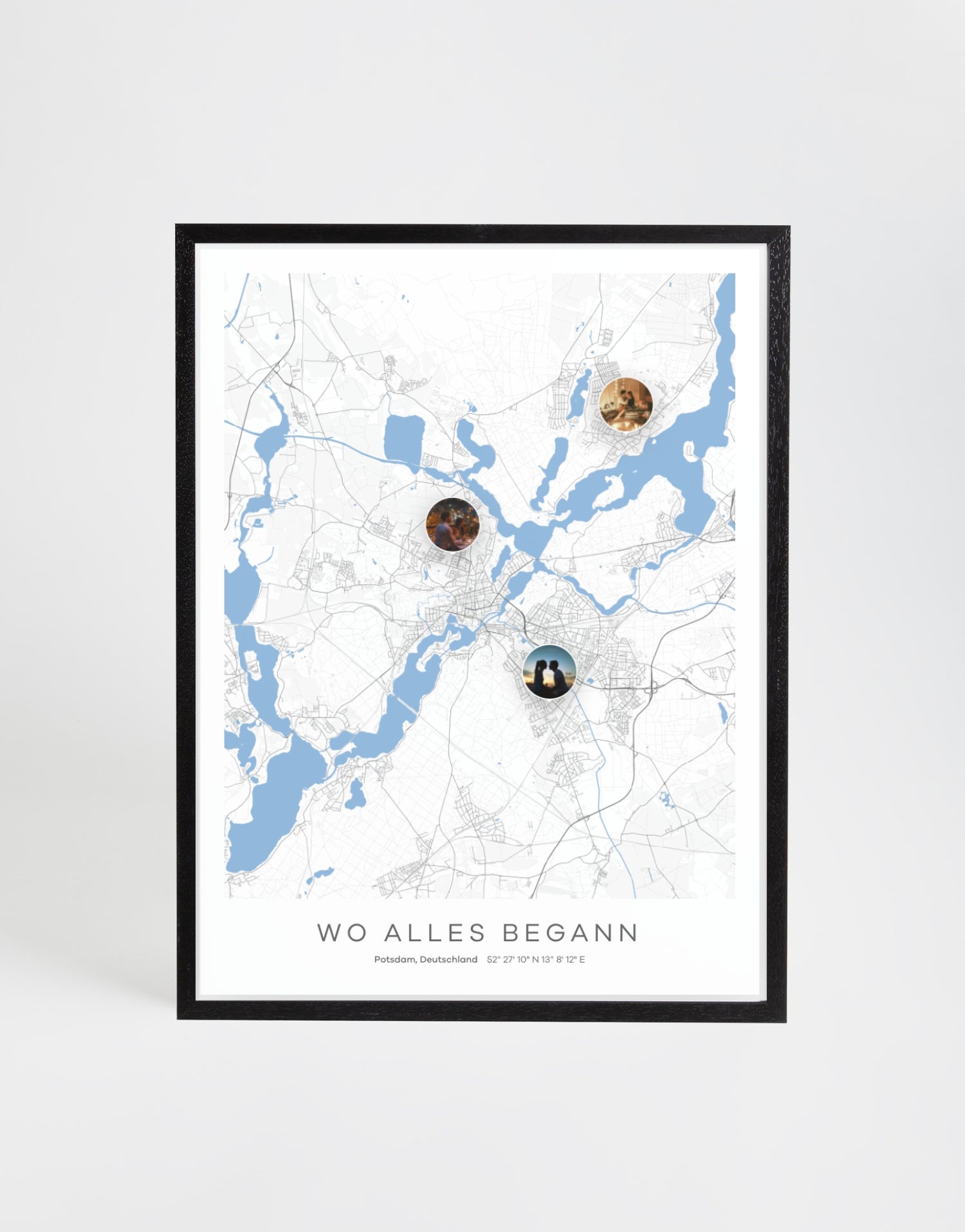 Personalisierte Stadtkarte mit drei Foto-Markierungen und dem Schriftzug „Wo alles begann“ – gestaltet als Wandbild im schwarzen Rahmen