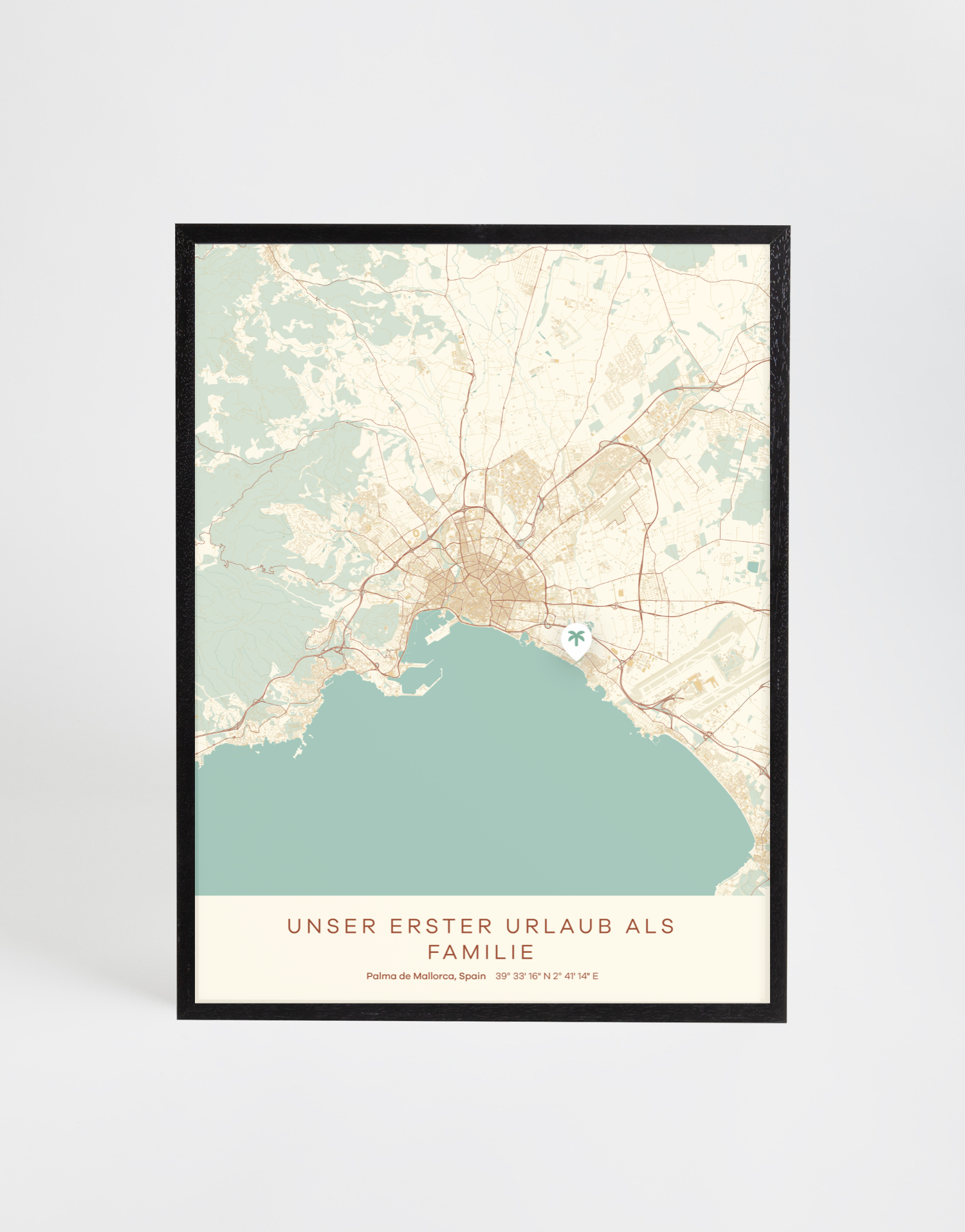 Personalisierte Stadtkarte im Retro-Stil mit markierter Bucht und Palmen-Symbol – gestaltet als Erinnerung an den ersten gemeinsamen Familienurlaub.