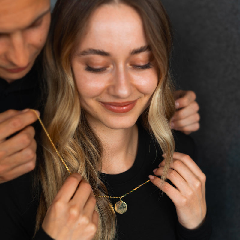 Personalisierte Sternenkarten Halskette – filigrane Edelstahlkette in Gold mit graviertem Sternenhimmel, einzigartiges Schmuckstück als persönliches Geschenk