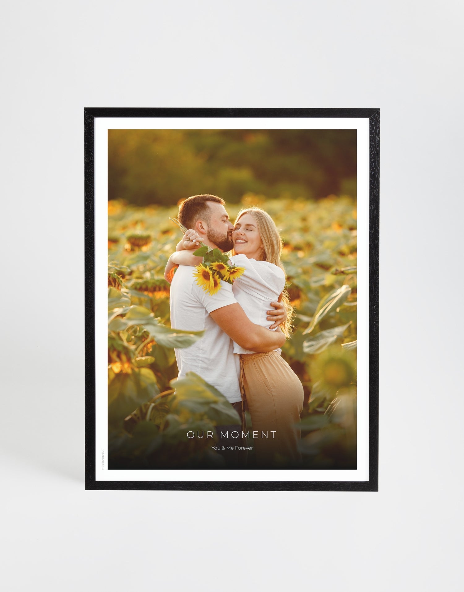 Individuell gestaltbarer Fotodruck in hochwertigem schwarzen Rahmen, ergänzt durch personalisierbaren Text. Ideal als Geschenk für Paare, zur Verlobung, zum Jahrestag oder einfach als Erinnerung an besondere gemeinsame Momente. Der moderne, minimalistische Look macht das gerahmte Poster zu einem stilvollen Dekoelement mit emotionalem Wert.