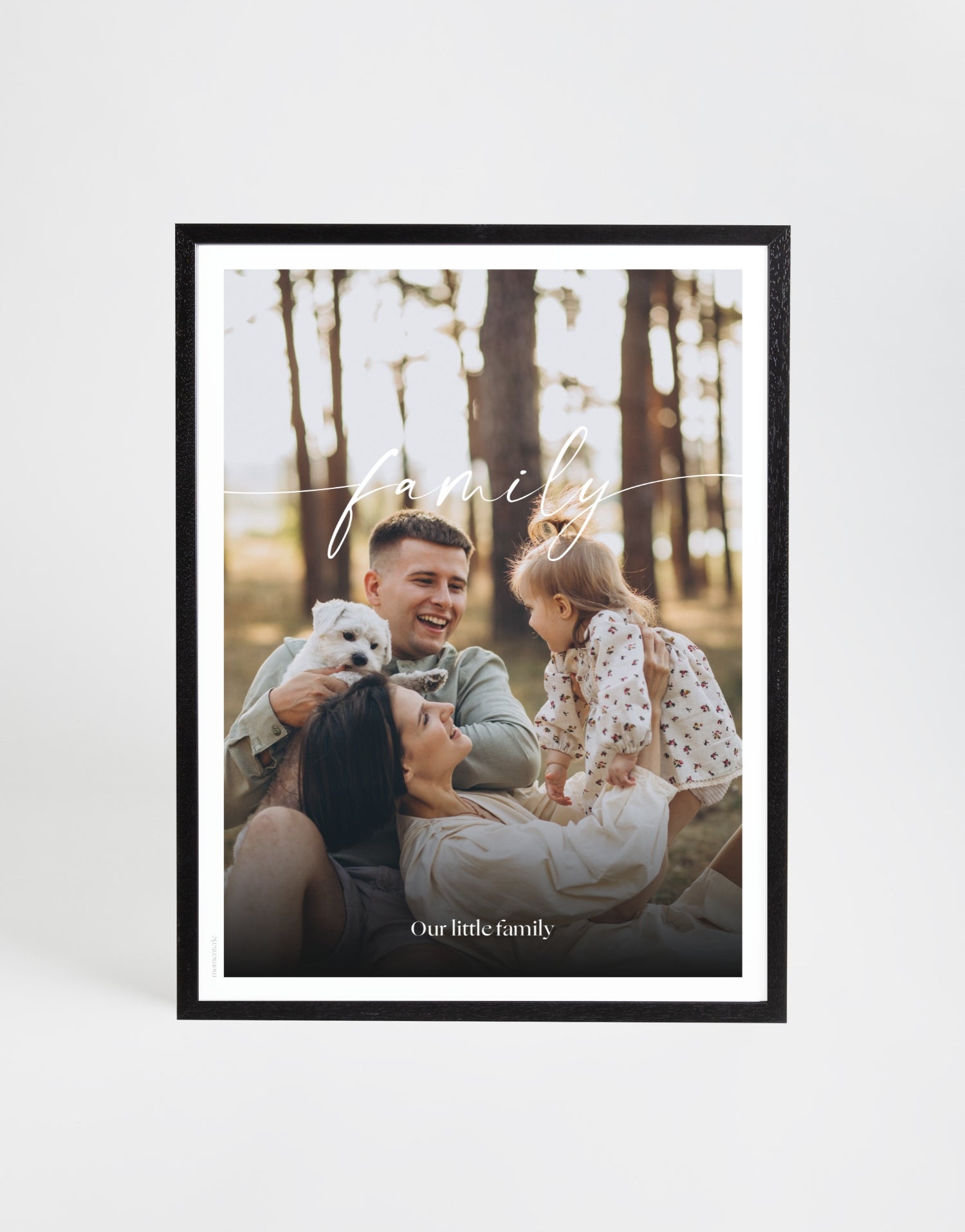 Personalisierbarer Fotoprint im eleganten schwarzen Rahmen mit individuellem Wunschtext. Der hochwertige Kunstdruck eignet sich perfekt als romantisches Geschenk oder Erinnerung an einen besonderen Moment zu zweit. Ideal für Jahrestage, Hochzeiten oder als Dekoration mit persönlicher Note