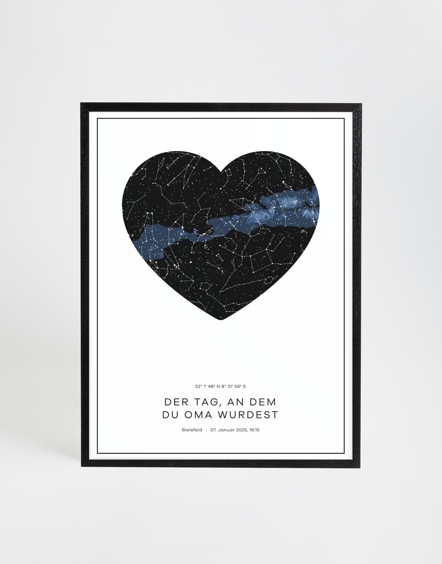 Personalisierbare Sternenkarte in Herzform mit tiefschwarzem Nachthimmel und klar sichtbaren Sternbildern, zeigt den Sternenhimmel eines besonderen Moments – mit anpassbarem Text, Datum und Koordinaten. Ideal als emotionale Geschenkidee.