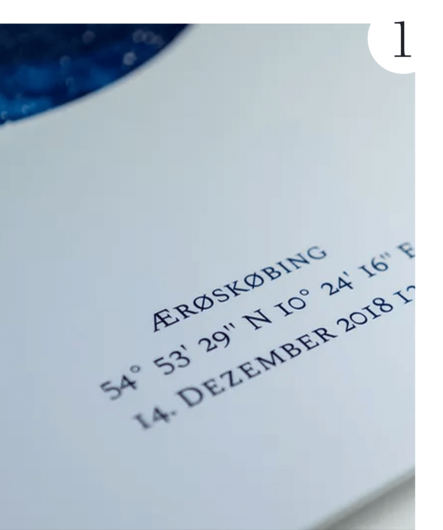 Detailaufnahme einer personalisierten Sternenkarte mit präzisen Koordinaten, Datum und Ortsangabe – hochwertiger Druck für individuelle Geschenke zu besonderen Momenten.